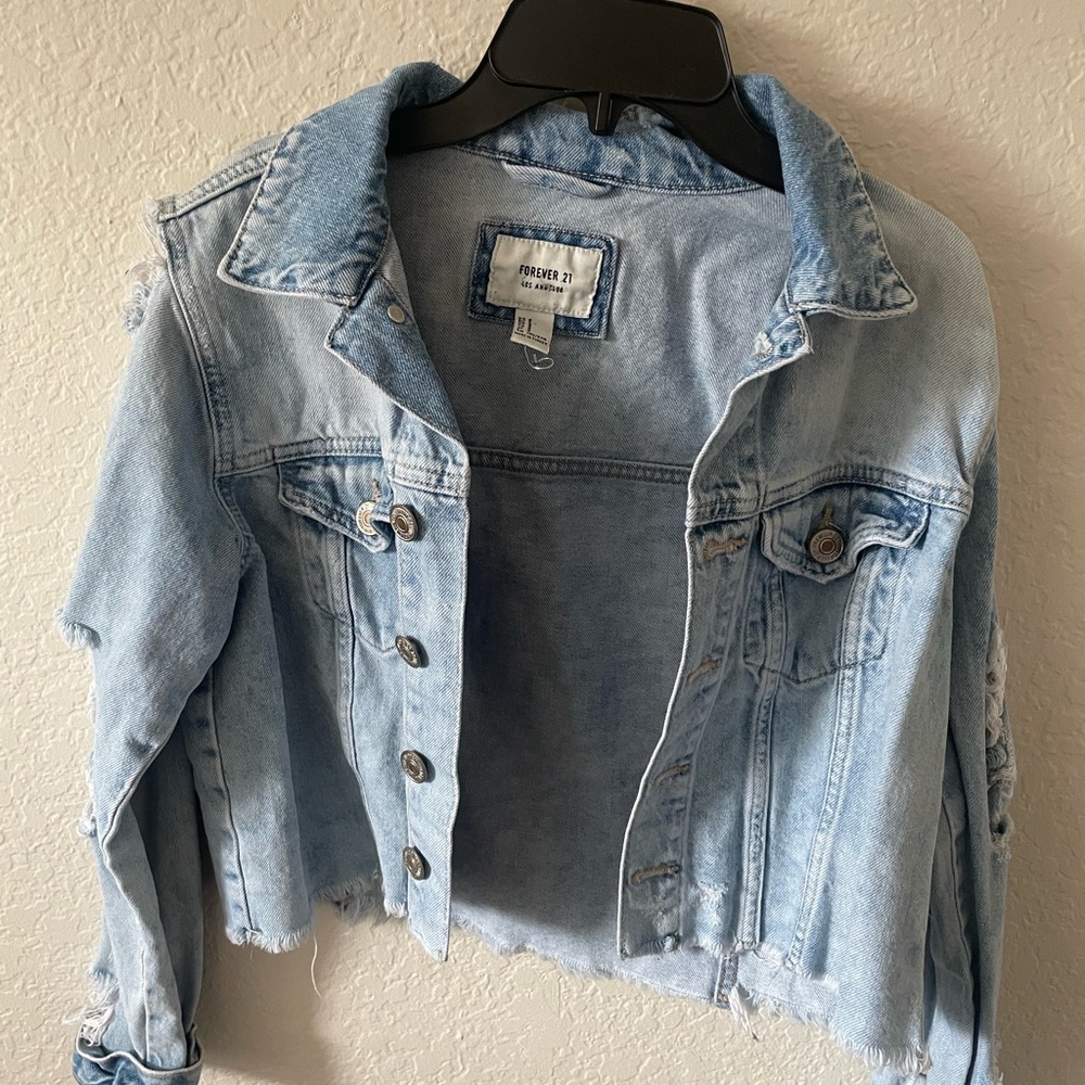 Forever 21 Cropped Ripped Jean Jacket
Size: XS
#forever21
#jeanjacket
#cropped